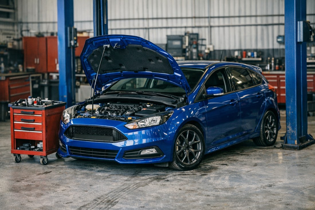Ford в ремонтном боксе, диагностика двигателя